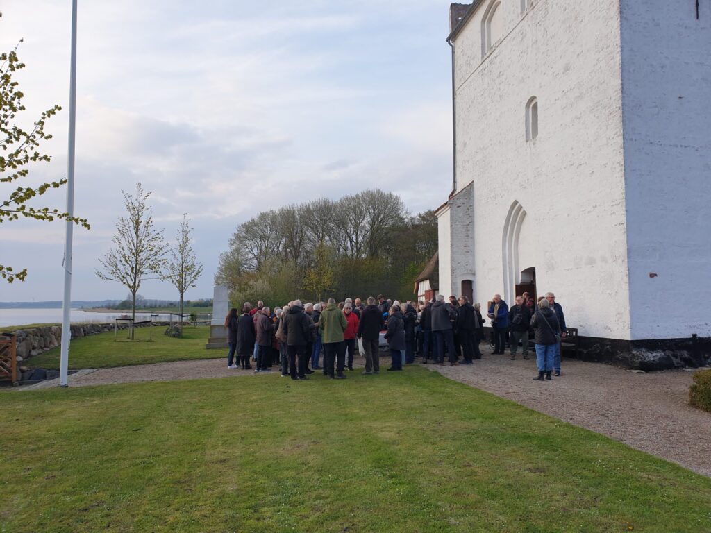 Mennesker forsamlet uden for Kølstrup Kirke ved indvielse af kirkeskibet 25. april 2024