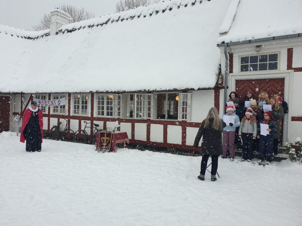 Julegudstjeneste på gårdspladsen i Kølstrup Præstegård