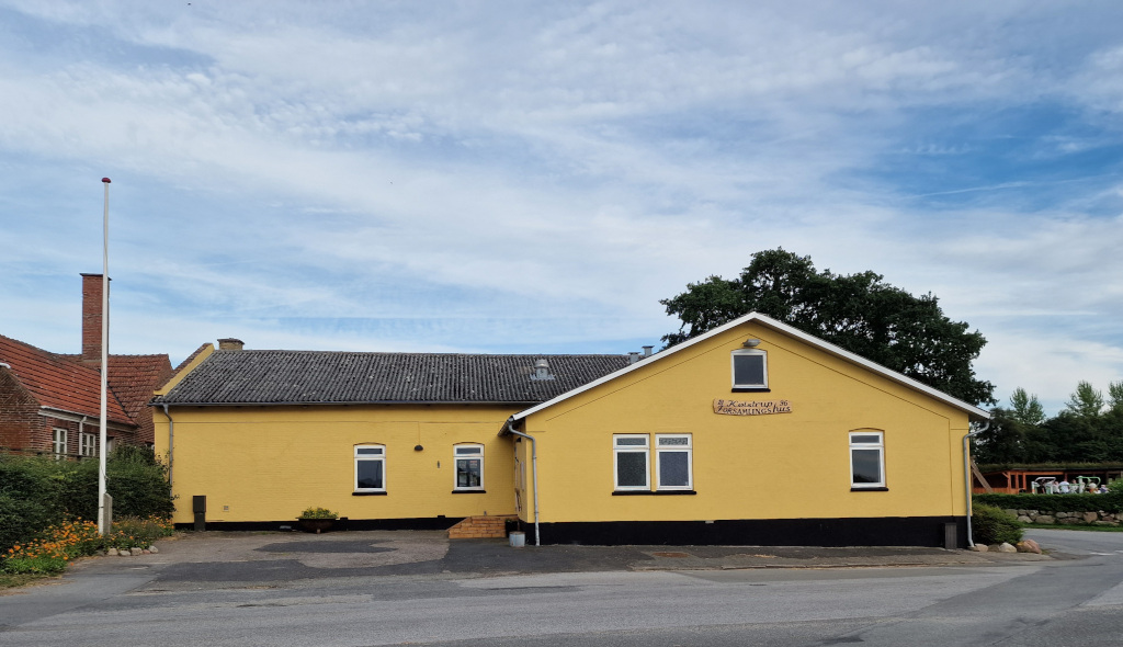 Kølstrup Forsamlingshus. Facade mod vandet.