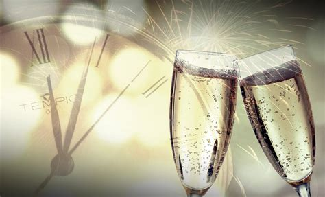 Billede fra Pixabay med to champagneglas og et ur i baggrunden