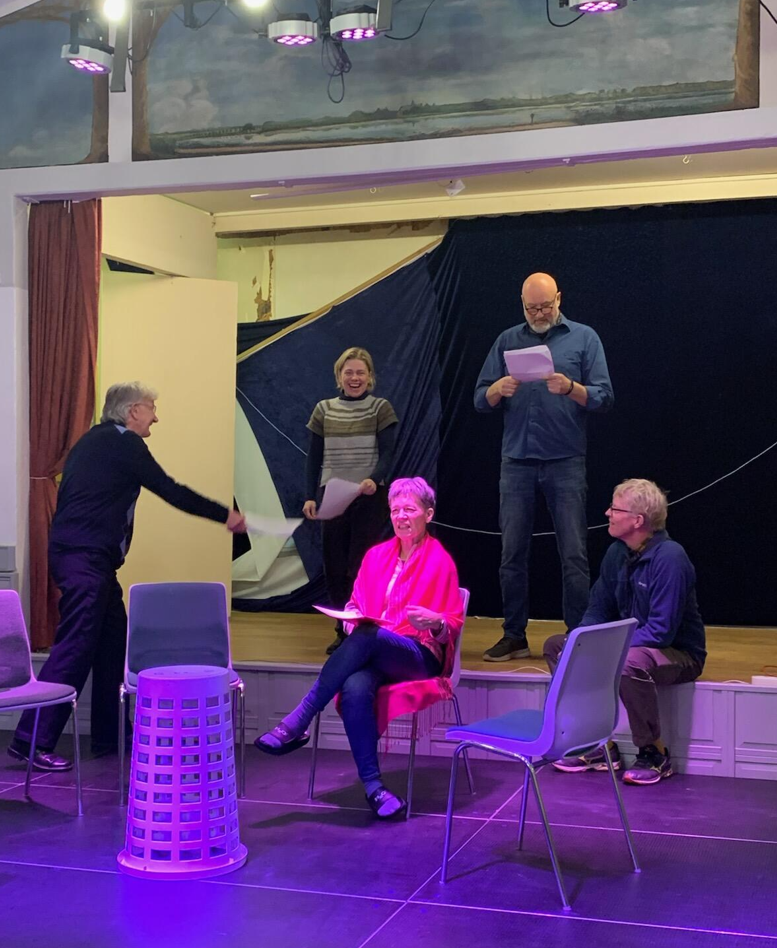 5 medlemmer af dilettantgruppen øver