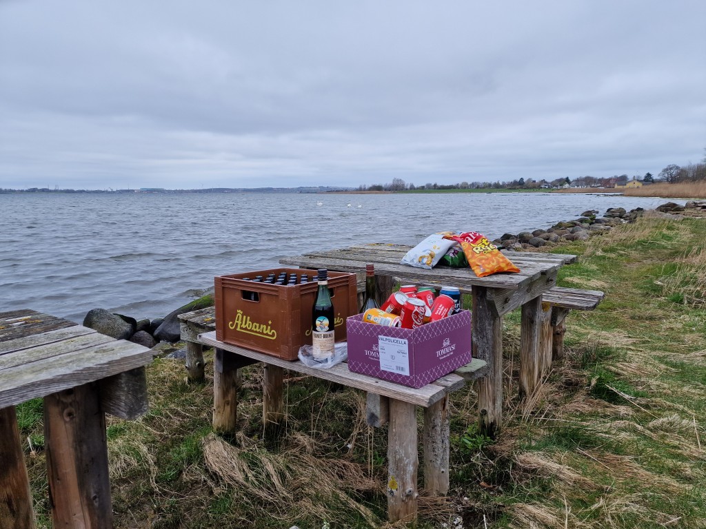 Forplejningen klar til holdet, som skulle sætte broen op i Kølstrup. Foto: Ejnar Zacho Rath