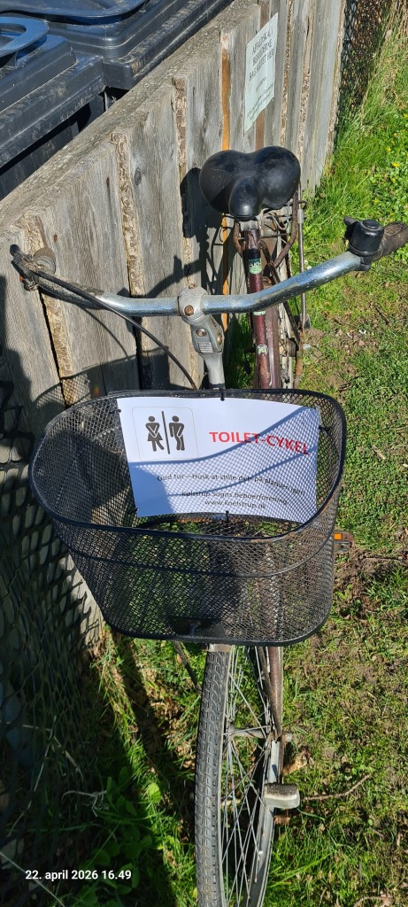 Ny toiletcykel på legepladsen